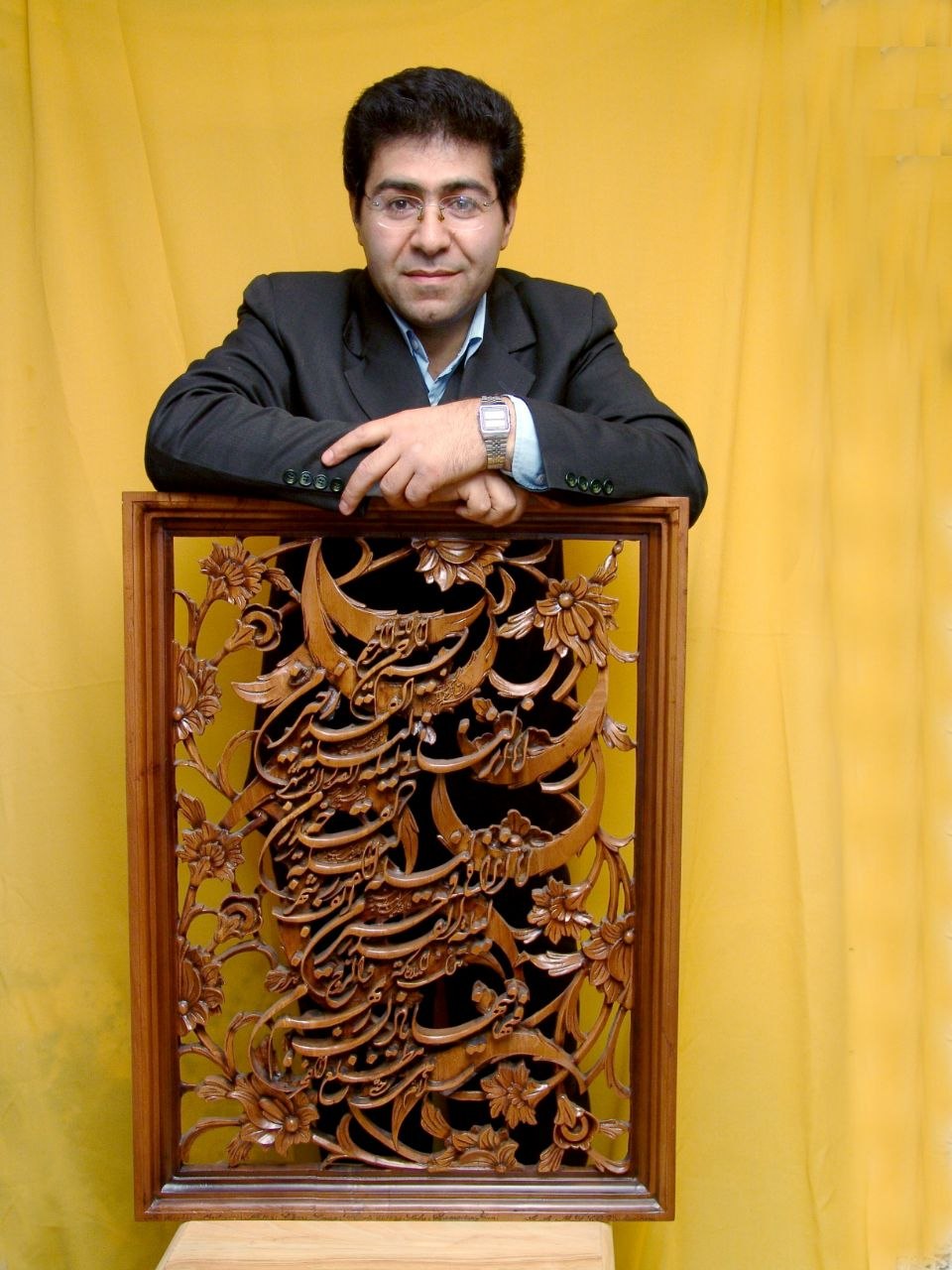 علی‌اصغر مرتضایی در کنار یکی از آثار منبت